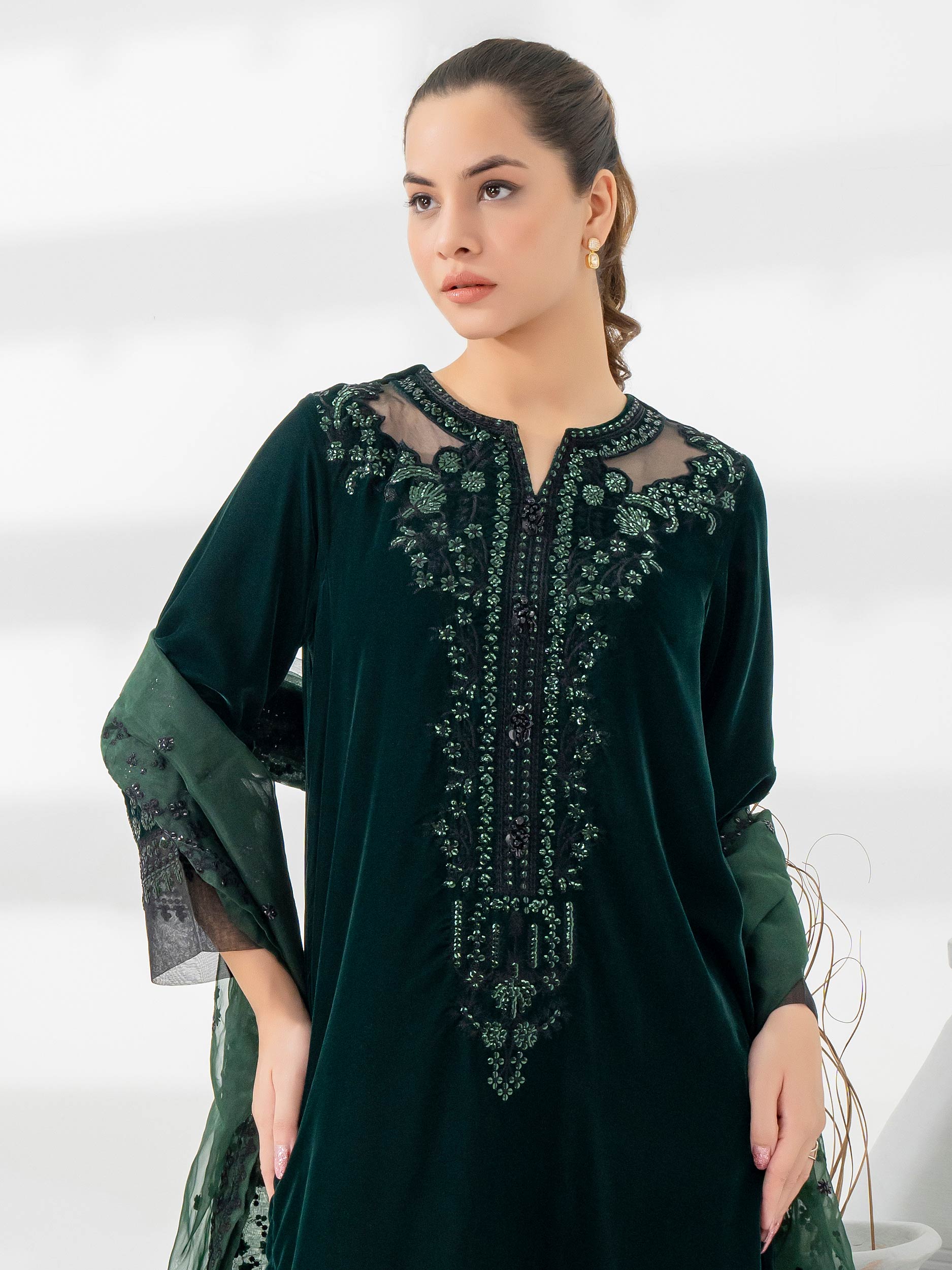 Piece Velvet Suit-Embroidered (Pret) – Limelightpk