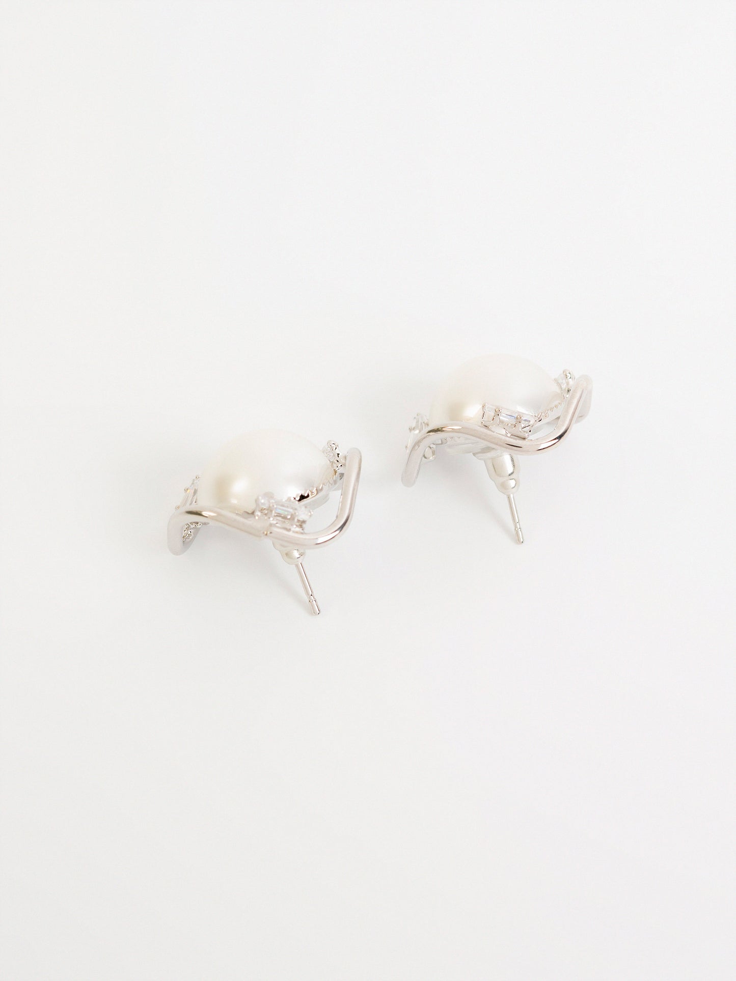 Curved Pearl Studs