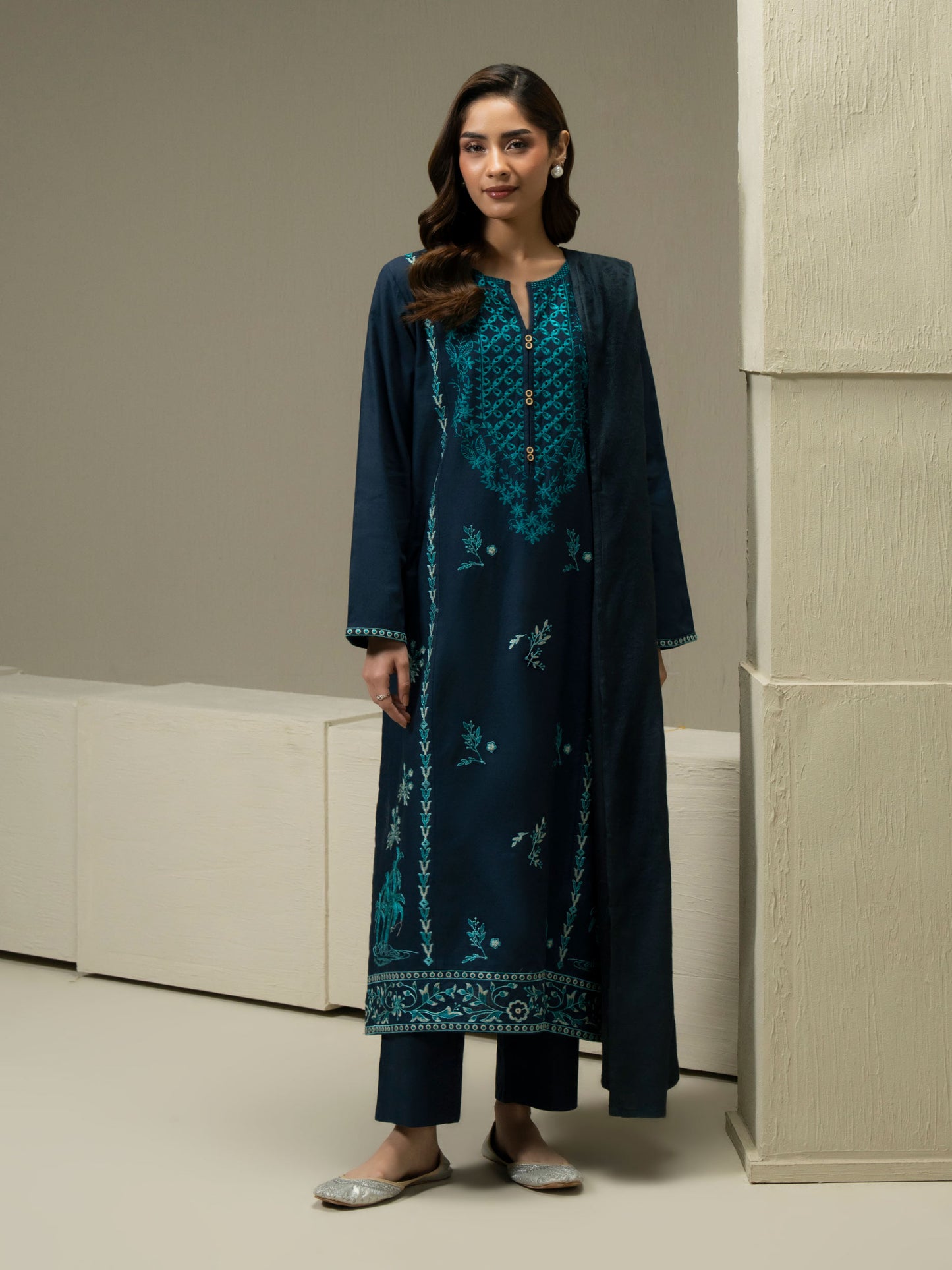 3 Piece Khaddar Suit-Embroidered (Pret)