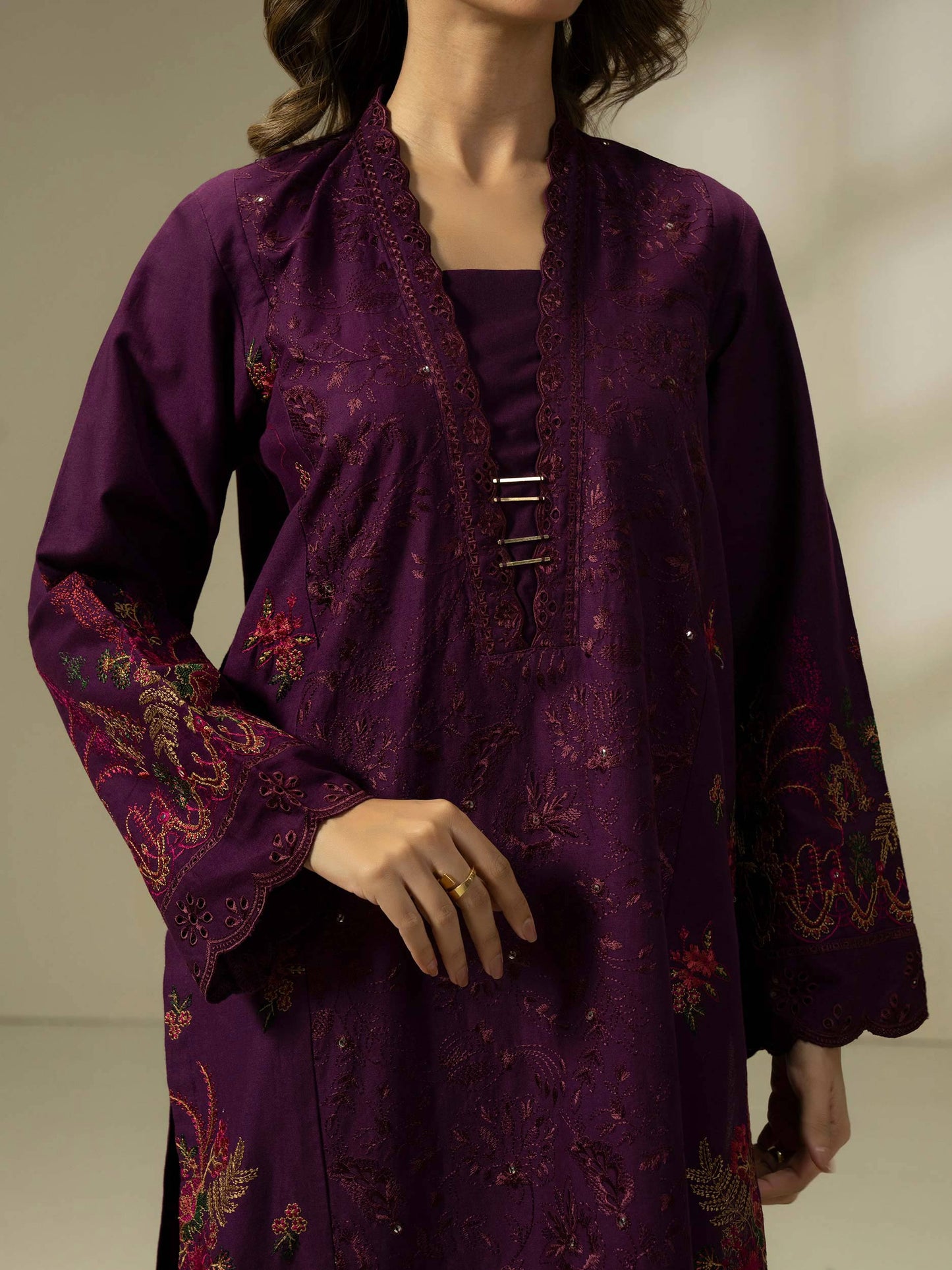 3 Piece Khaddar Suit-Embroidered (Pret)