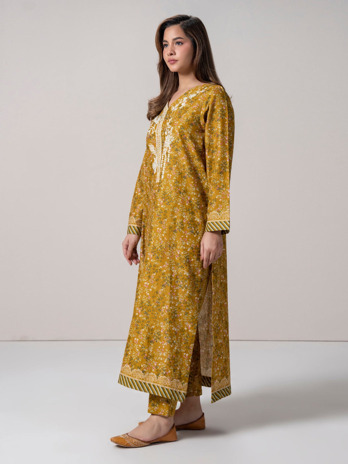 2 Piece Khaddar Suit- Embroidered (Pret)