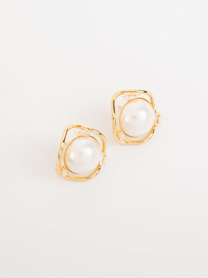 Curved Pearl Studs