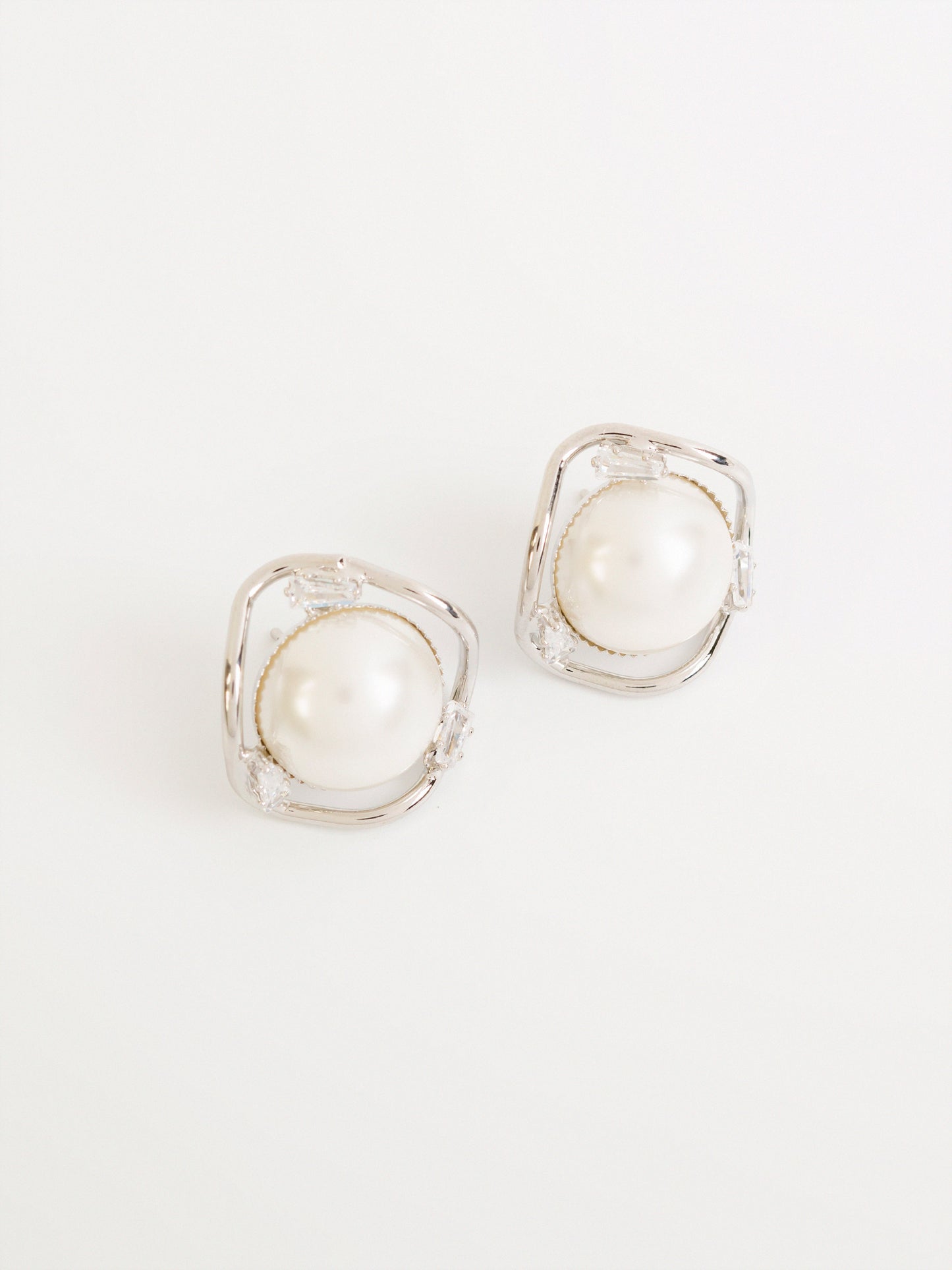 Curved Pearl Studs