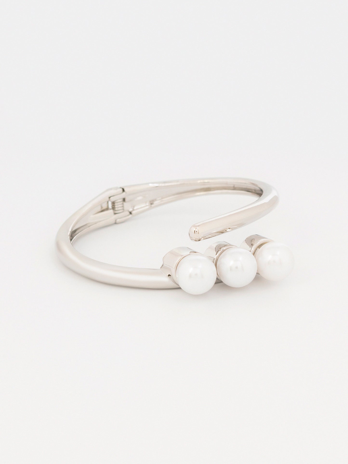 Sleek Pearl Bracelet