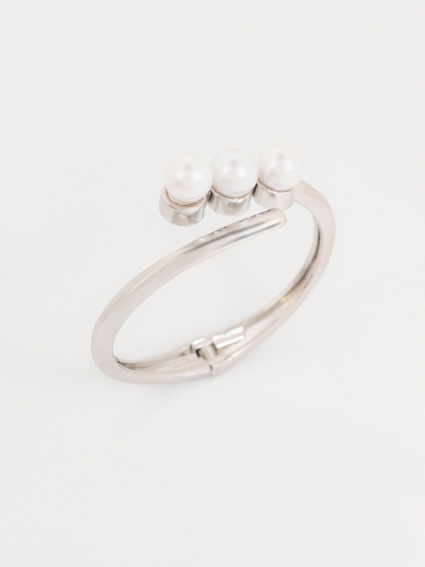 Sleek Pearl Bracelet