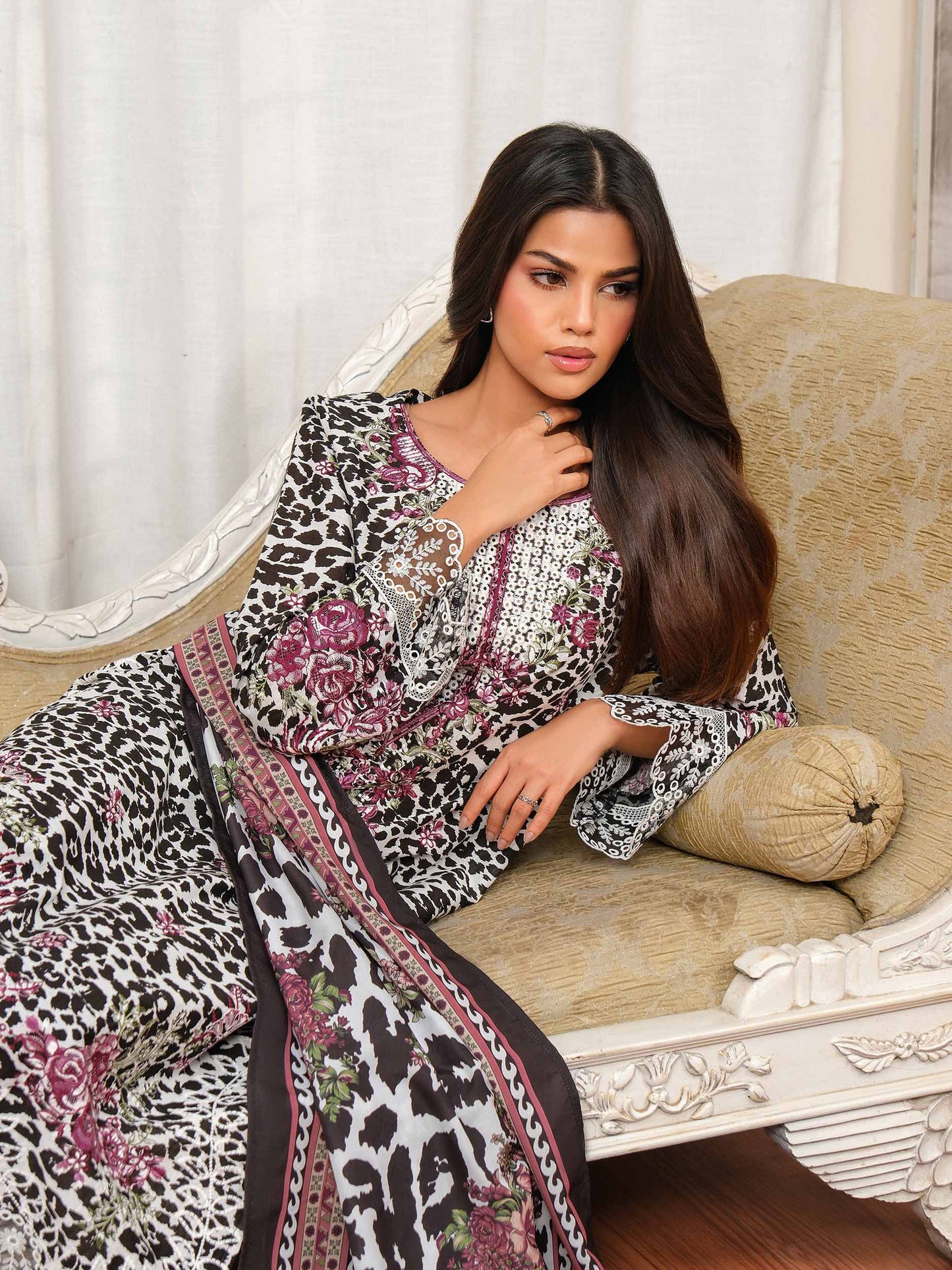 3 Piece Khaddar Suit-Embroidered (Unstitched)