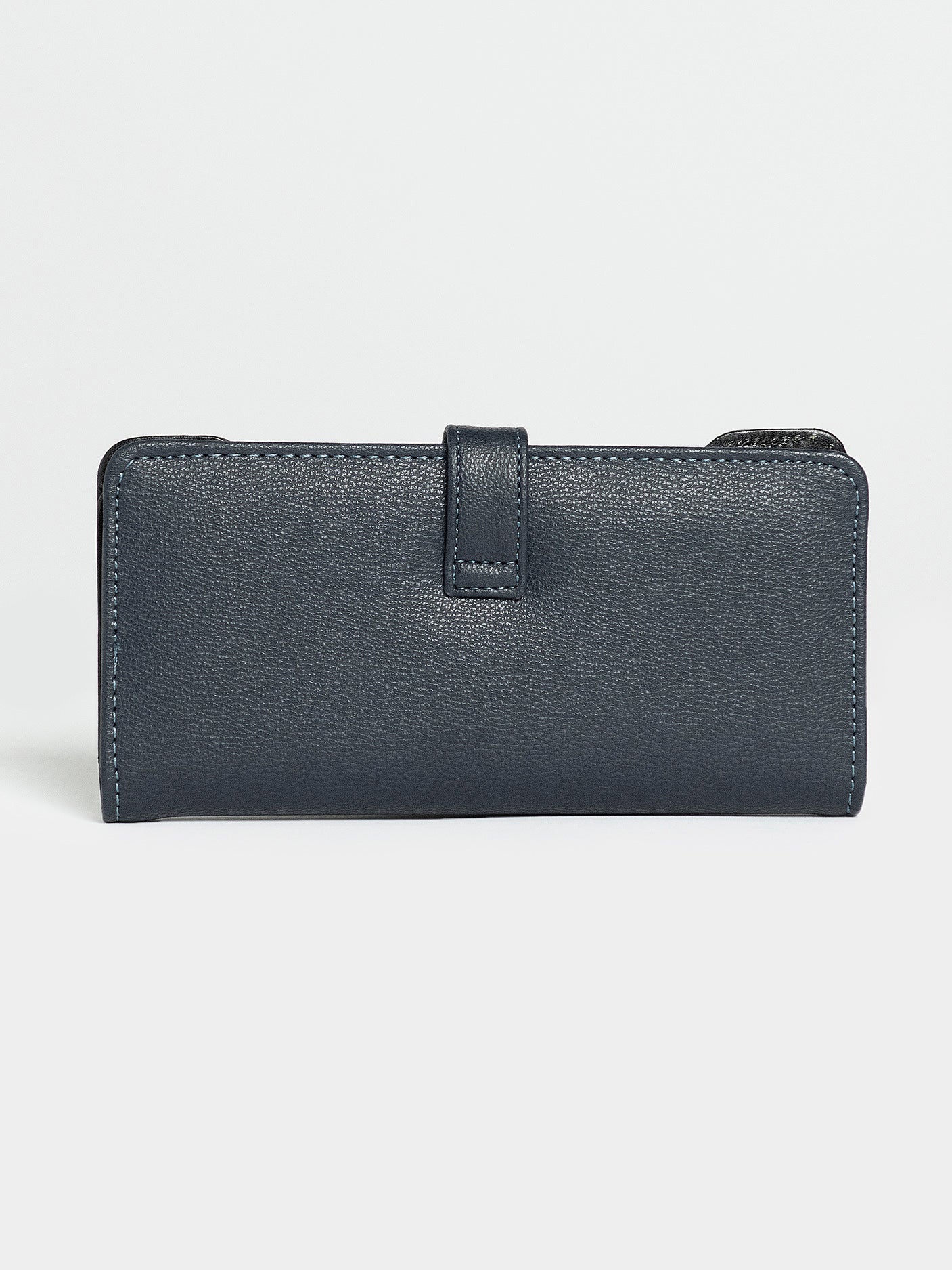 classic-buckle-flap-wallet